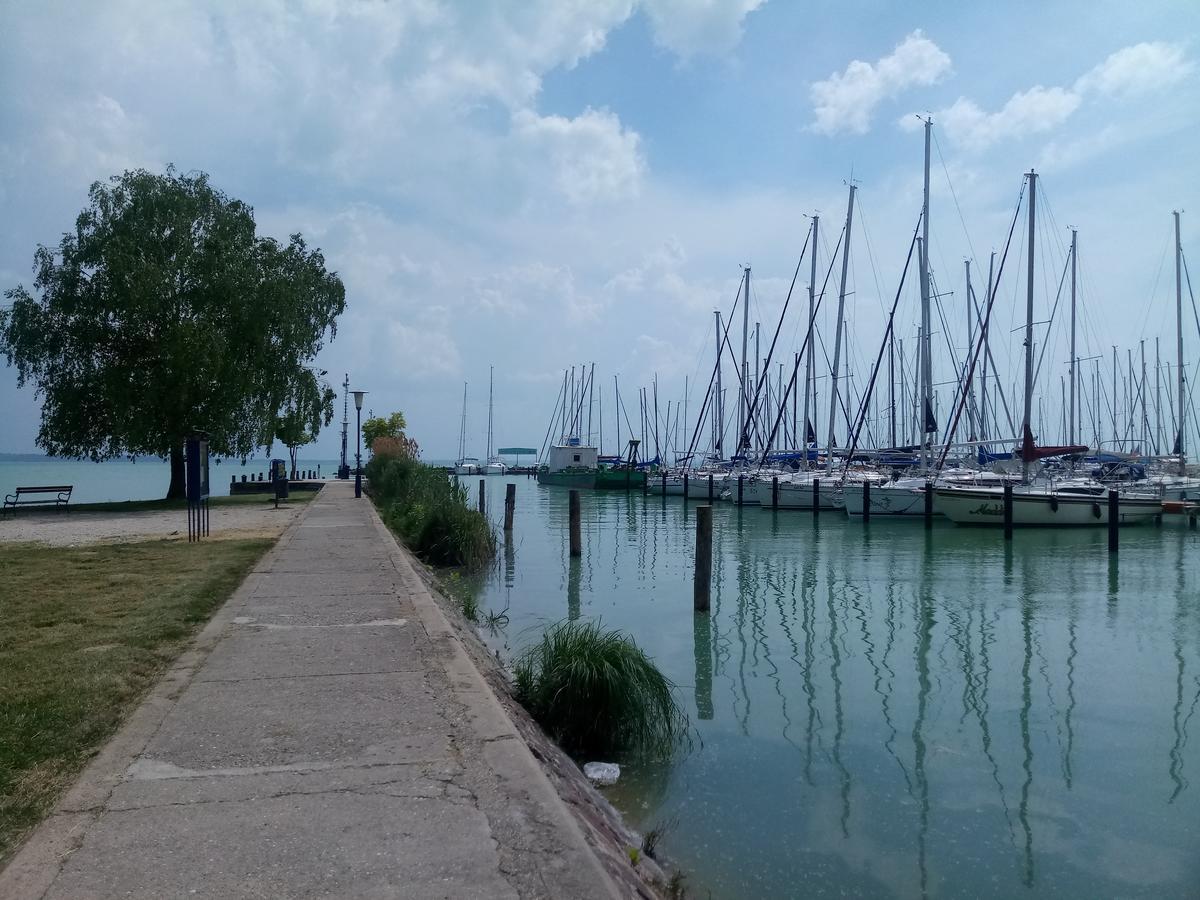 Sorompo Vendeghaz Hotel Balatonkenese Exterior photo