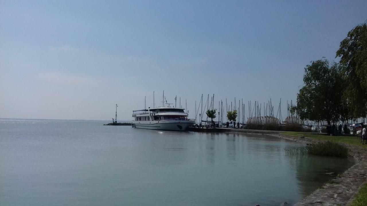 Sorompo Vendeghaz Hotel Balatonkenese Exterior photo